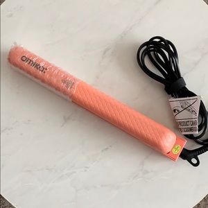 Amika + FabFitFun 1.25” Flat Iron